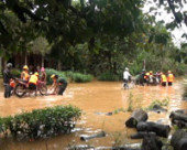 Ban chỉ huy Quân sự huyện Bù Đăng giúp dân qua vùng ngập lụt xã Đoàn Kết