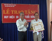Lễ trao tặng huy hiệu 30 năm tuổi đảng.