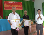 Đảng ủy thị trấn Đức Phong tổ chức lễ trao tặng huy hiệu Đảng cho đảng viên lâu năm.