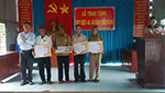 5 đảng viên xã Đường 10 được tặng Huy hiệu Đảng.