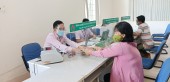Chị Trần Thị Kim Yến - khu phố Đức Thọ, TT Đức Phong vui mừng nhận tiền từ chương trình cho vay Học sinh sinh viên có hoàn cảnh khó khăn