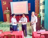Đại diện Hội Luật sư tỉnh Bình Phước trao thẻ cho  Hiệu trưởng trường tiểu học và Trung học cơ sở Đoàn Đức Thái, xã Đồng Nai - Nguyễn Trung Quân.