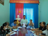 Thành viên Ban Đại diện Ngân hàng Chính sách xã hội huyện kiểm tra, giám sát hoạt động tín dụng chính sách tại xã Đăng Hà.