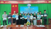 LĐLĐ huyện Bù Đăng tặng quà cho 100 công nhân lao động nhân dịp “Tháng Công nhân” năm 2023.