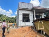 Ngân hàng Chính sách xã hội huyện kiểm tra việc thực hiện sử dụng vốn để xây nhà của hộ vay trên địa bàn Thị trấn Đức Phong