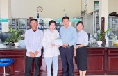 Đại diện Lãnh đạo Ngân hàng Chính sách xã hội huyện trao tiền hỗ trợ của chương trình "Cặp lá yêu thương"