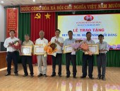 Đồng chí Bùi Ngọc Hân - Ủy viên Ban thường vụ, Trưởng Ban tổ chức huyện ủy Bù Đăng (thứ 4 từ trái sang phải) và lãnh đạo xã chúc mừng các Đảng viên được nhận huy hiệu Đảng.