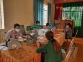 Phòng giao dịch Ngân hàng Chính sách xã hội huyện giải ngân cho Học sinh, sinh viên có hoàn cảnh khó khăn vay vốn để mua máy tính, thiết bị học tập trực tuyến ( ảnh tư liệu năm 2022)