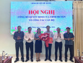 UBND huyện Bù Đăng trao Quyết định cho Ông Trịnh Quốc Phương - PCVP HĐND và UBND huyện phụ trách điều, hành hoạt động Văn phòng.