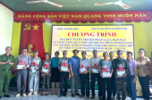 Bù Đăng: UBND xã Nghĩa Bình - Công an tỉnh Bình Phước tặng quà, bảo hiểm y tế cho các gia đình chính sách, người có công, trẻ em có hoàn cảnh khó khăn