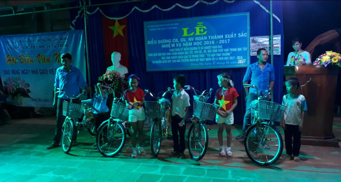 Trường tiểu học Lý Tự Trọng (Đăng Hà, Bù Đăng) vui hội Nhà giáo Việt Nam 20/11 với học sinh nghèo vượt khó trong học tập.