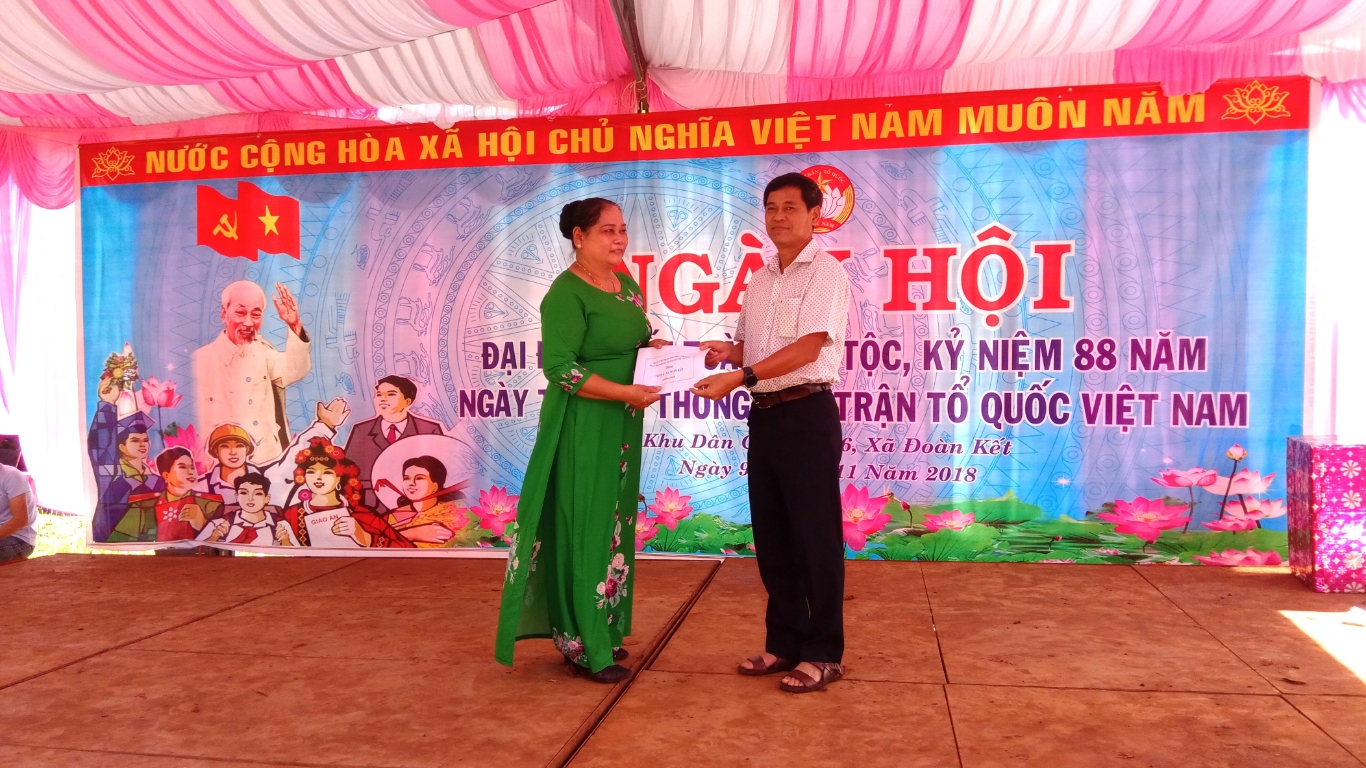 BT huyện uỷ Huỳnh Hữu Thiết tặng quà cho tập thể thôn 6