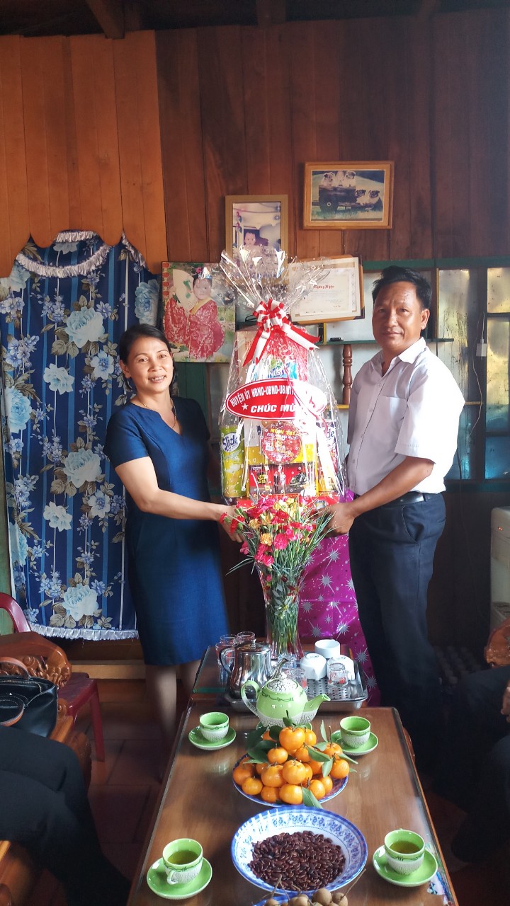 UVTV, Phó chủ tịch UBND huyện Điểu Hà Hồng Lý tặng quà cho Giáo họ tin lành Đặk Ma, xã Đường 10