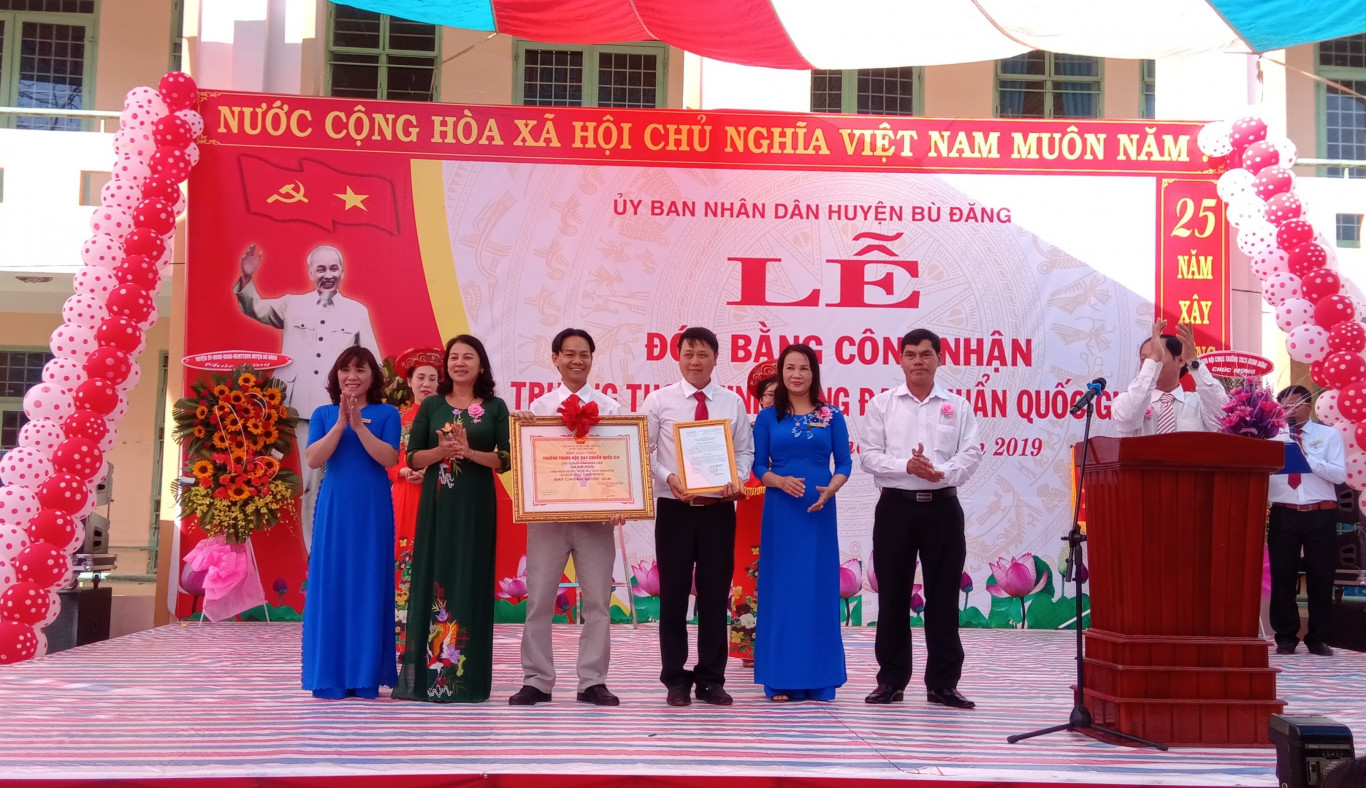 Trường THCS Minh Hưng tổ chức lễ đón nhận bằng công nhận đạt chuẩn quốc gia.