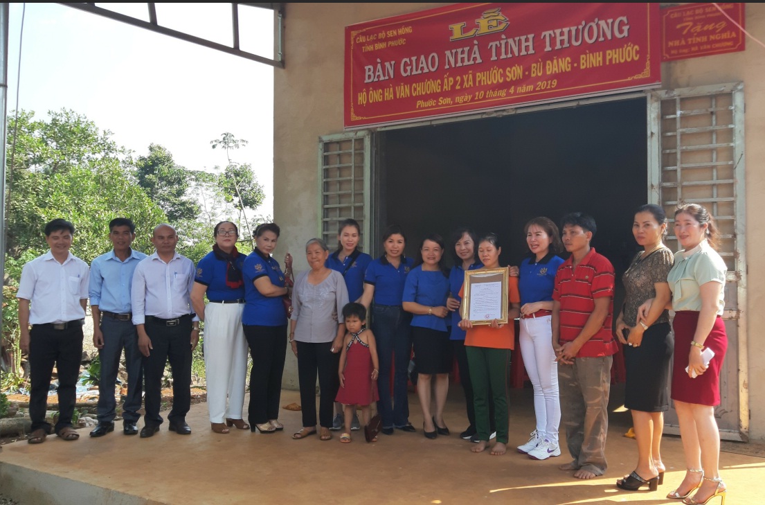 Câu lạc bộ Sen Hồng - tỉnh Bình Phước trao tặng căn nhà tình thương thứ 6 tại xã Phước Sơn.