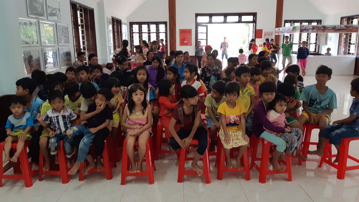 Bù Đăng: 100 em thiếu nhi tại khu Bảo tồn văn hóa dân tộc X’tiêng – Sok Bom Bo, xã Bình Minh được vui Tết trung thu.