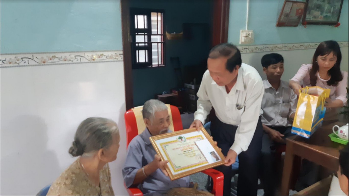 Lãnh đạo huyện thăm, tặng quà người cao tuổi tại xã Đăng Hà.