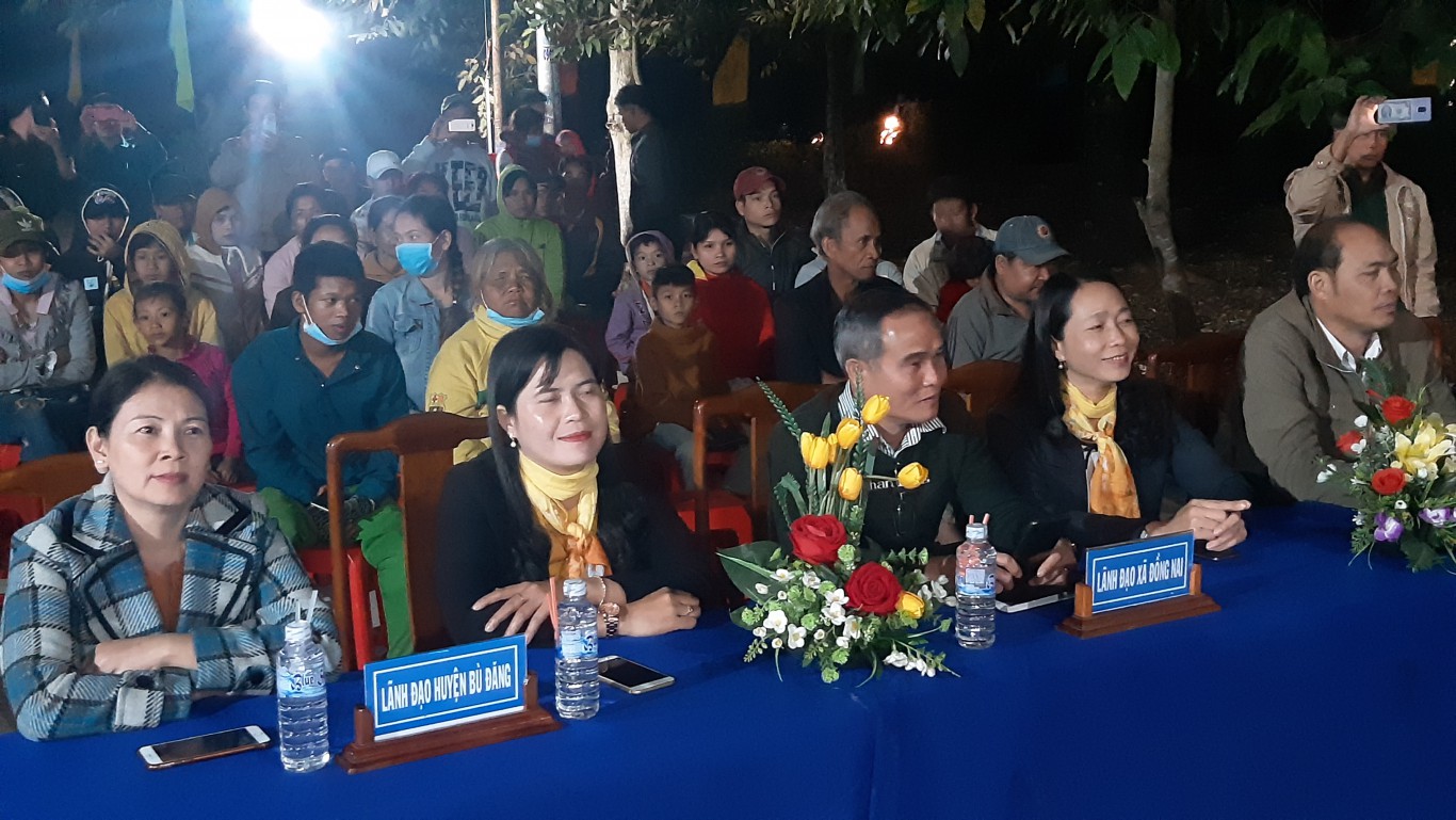 Bù Đăng: 30 hộ nghèo dân tộc thiểu số xã Đồng Nai nhận quà tại đêm văn nghệ “Tình quân dân”.