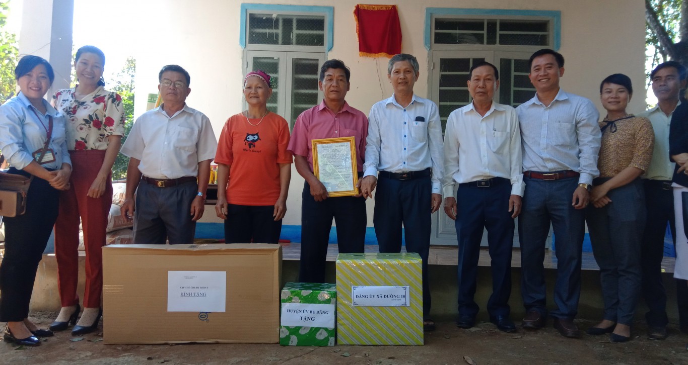 Huyện ủy Bù Đăng tặng nhà nghĩa tình đảng viên cho đảng viên xã đường 10.