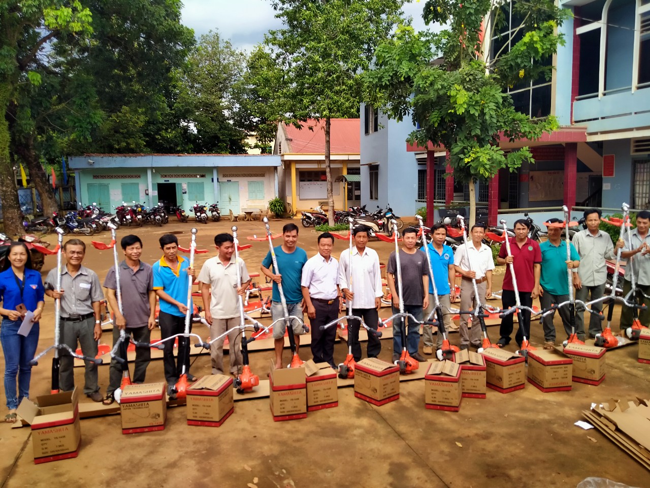 Bù Đăng: xã Bom Bo trao tặng 33 máy nông cụ hướng đến xã nông thôn mới nâng cao.