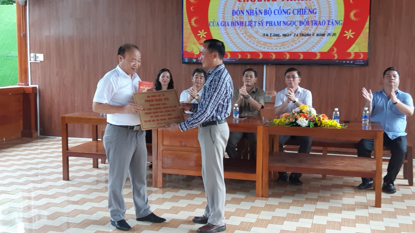 Bù Đăng: Gia đình liệt sỹ Phạm Văn Đối tặng cồng chiêng cho Khu bảo tồn văn hóa dân tộc X'Tiêng Sok Bom Bo, xã Bình Minh.