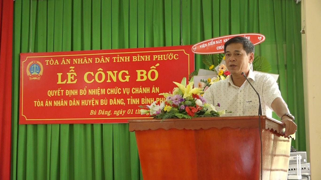 Ông Huỳnh Hữu Thiết, tỉnh ủy viên, Bí thư huyện ủy phát biểu tại lễ công bố QĐ