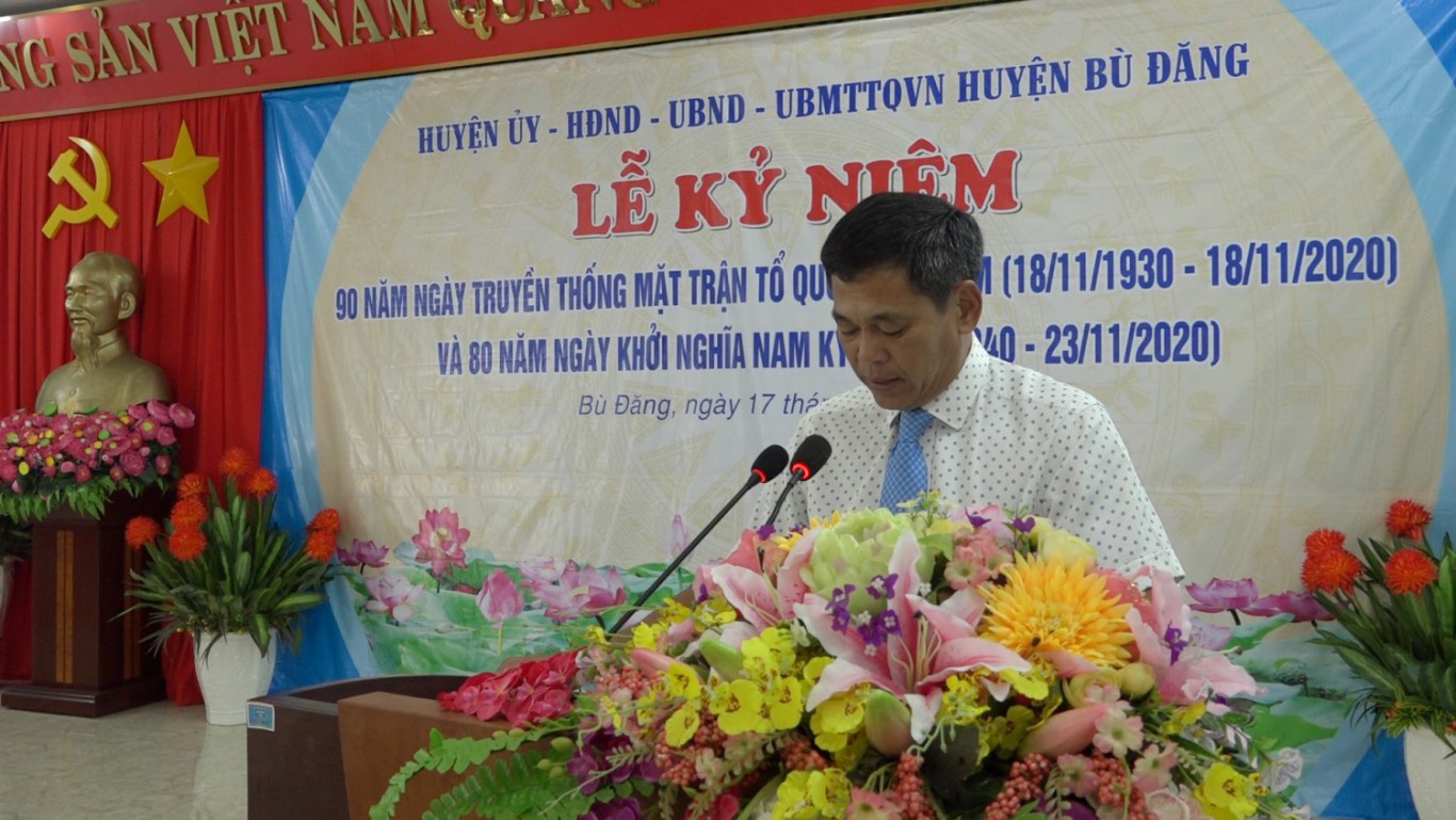 Phát  biểu chúc mừng tại buổi lễ của đồng chí Huỳnh Hữu Thiết - TUV, Bí thư huyện ủy
