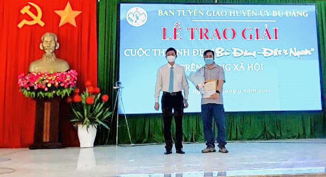 TUV, Bí thư huyện ủy Bù Đăng Vũ Lương trao giải Nhì (không có giải nhất) cho tác giả Anh Thắng