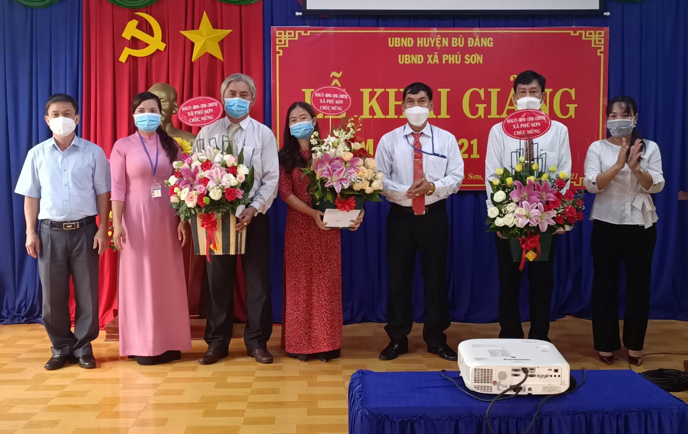 Lãnh đạo huyện Bù Đăng, xã Phú Sơn tặng hoa chúc mừng Thầy và trò các trường học trên địa bàn xã nhân ngày khai giảng năm học mới 2021 2022