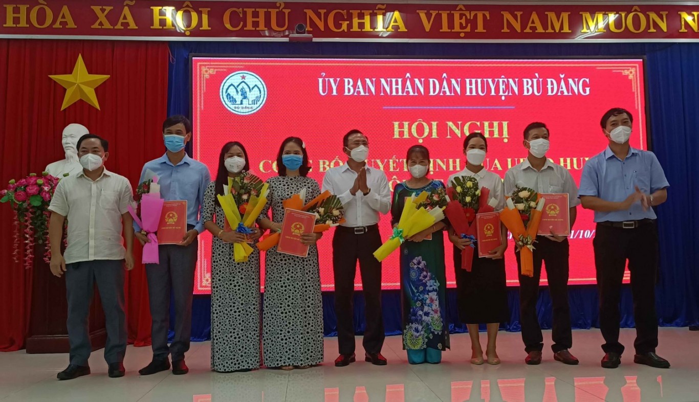 PCT UBND huyện - Nguyễn Văn Lưu (thứ 5 từ trái sang) chúc mừng các đồng chí được trao quyết định
