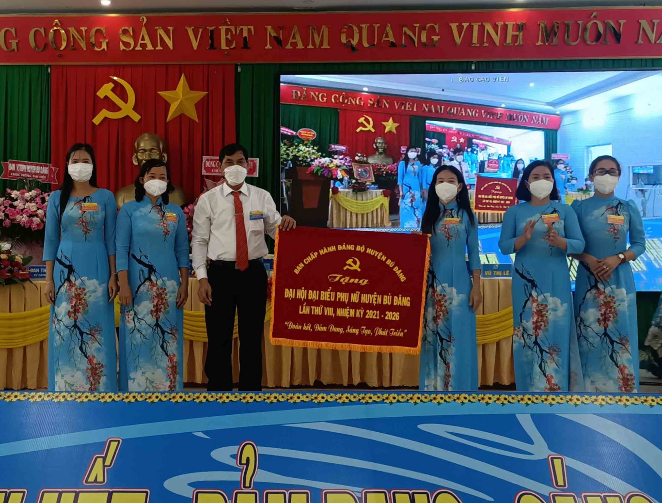 Phó Bí thư thường trực Huyện ủy Nguyễn Tấn Hồng trao bức trướng của Ban chấp hành Đảng bộ huyện Bù Đăng cho đại hội
