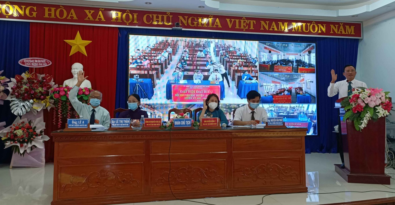 Các đại biểu biểu quyết bầu đoàn đại biểu đi dự Đại hội Hội khuyến học tỉnh Bình Phước