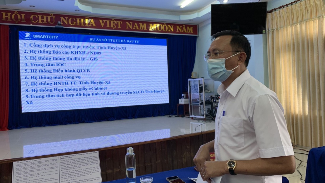 Phó Chủ tịch UBND huyện Nguyễn Văn Lưu trao đổi với VNPT Bình Phước về định hướng chuyển đổi số của huyện Bù Đăng