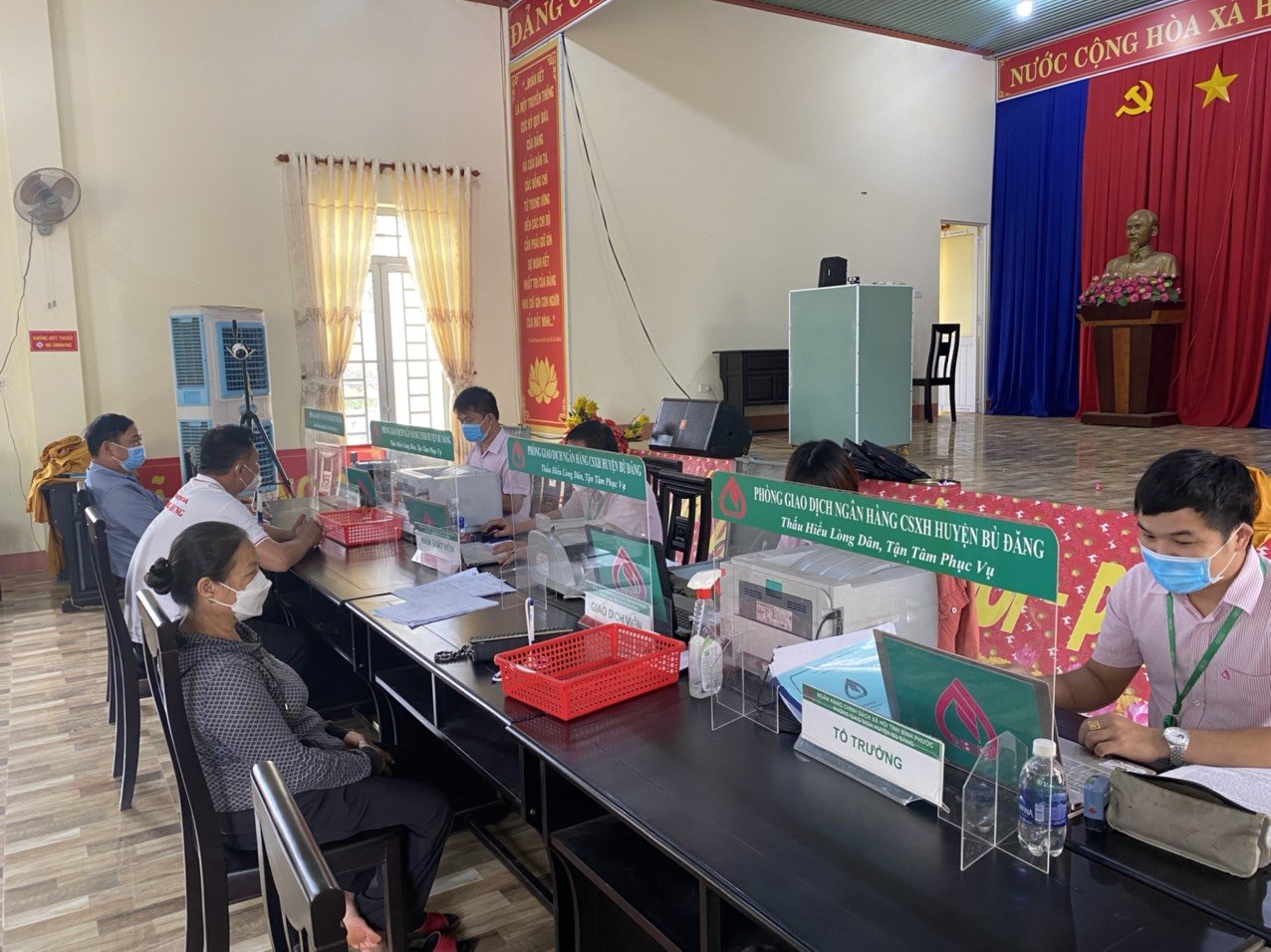 Hình ảnh một phiên giao dịch tại xã của Ngân hàng Chính sách xã hội huyện Bù Đăng