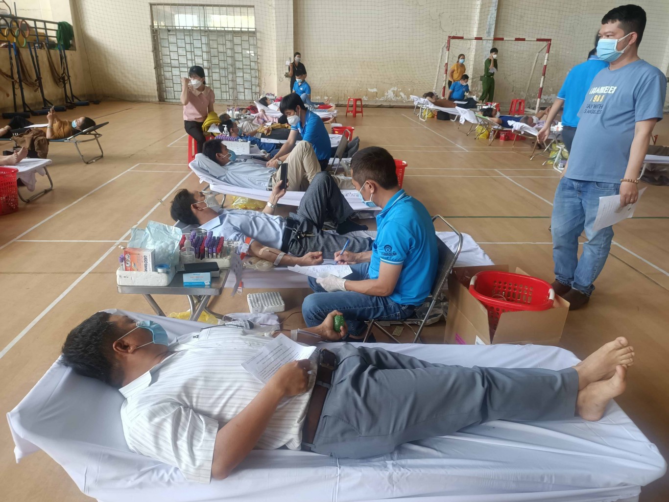 Tình nguyện viên tham gia hiến máu tại Nhà thi đấu đa năng huyện.