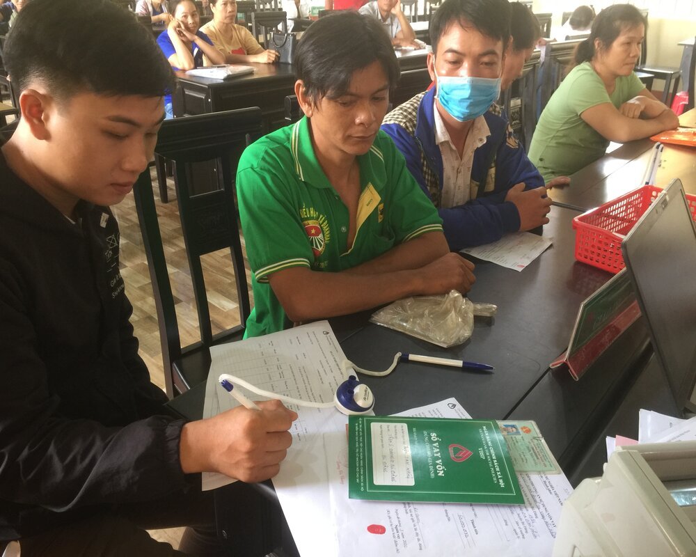 Ngân hàng chính sách xã hội huyện giải ngân cho sinh viên có hoàn cảnh khó khăn trên địa bàn xã Phước Sơn