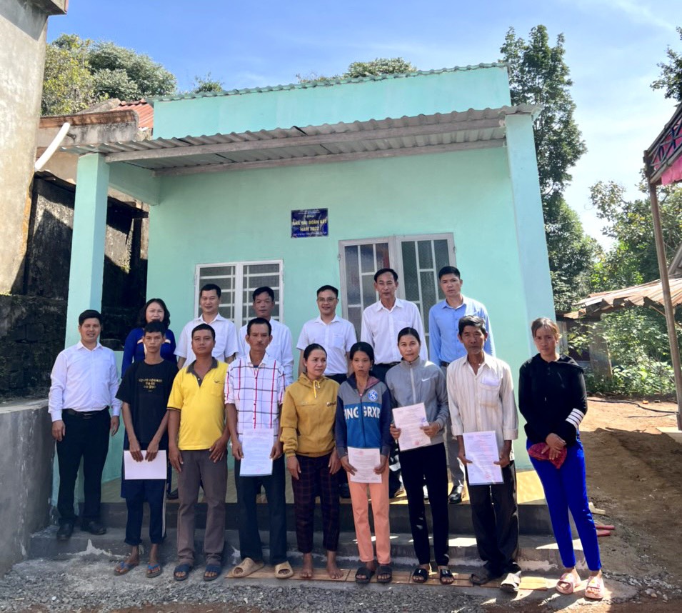 UVBTV, Trưởng Ban Tuyên giáo huyện ủy – Lê Văn Ngọc (thứ 2 từ phải sang hàng sau) cùng chính quyền xã Bình Minh trao quyết định bàn giao nhà cho 7 hộ gia đình.