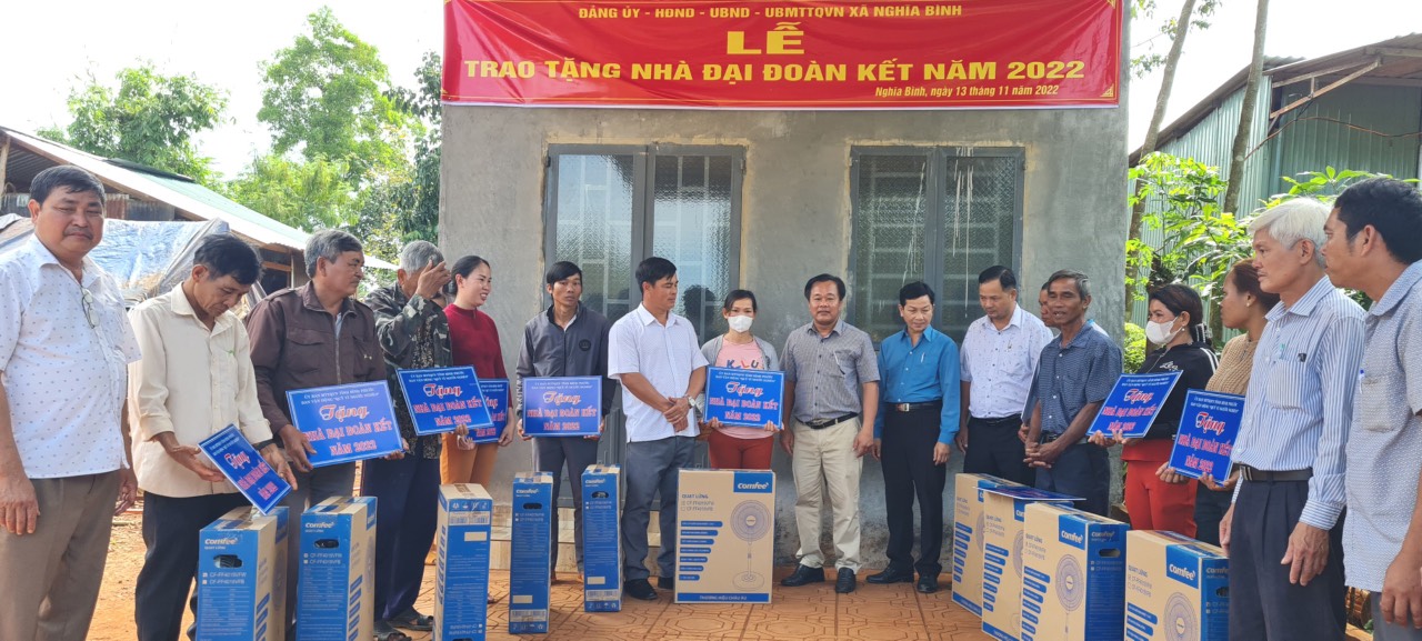 Lãnh đạo huyện Bù Đăng và xã Nghĩa Bình trao nhà cho các hộ nghèo tại xã Nghĩa Bình
