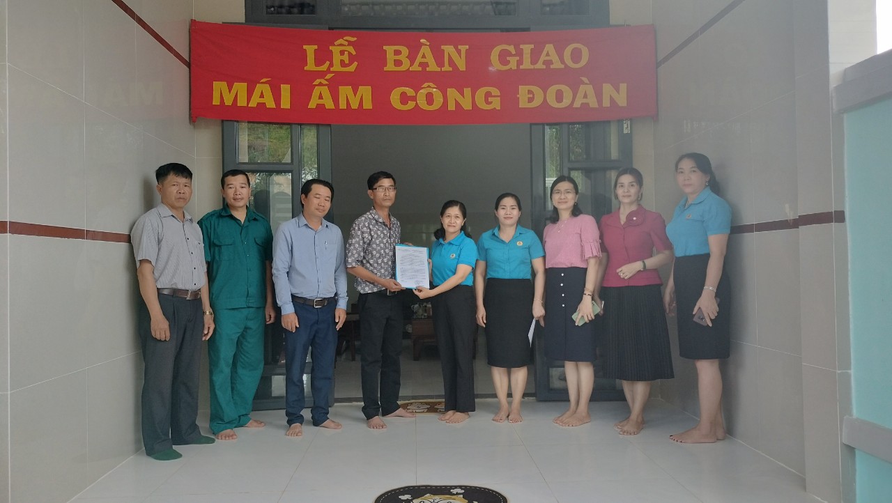 LĐLĐ huyện Bù Đăng trao tặng "Mái ấm công đoàn" cho đoàn viên khó khăn.