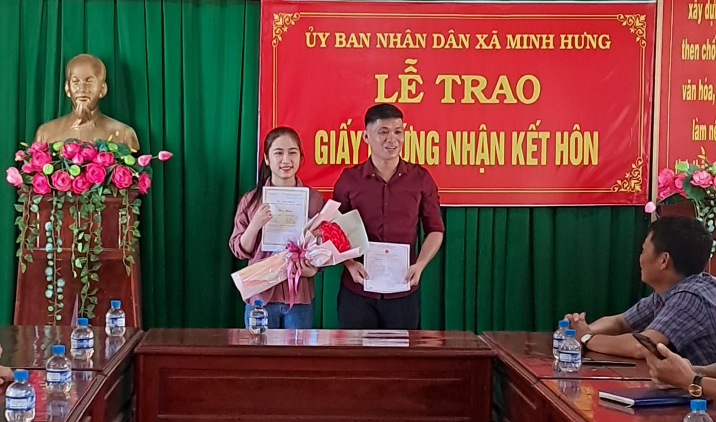 UBND xã Minh Hưng, huyện Bù Đăng trao giấy chứng nhận kết hôn cho công dân