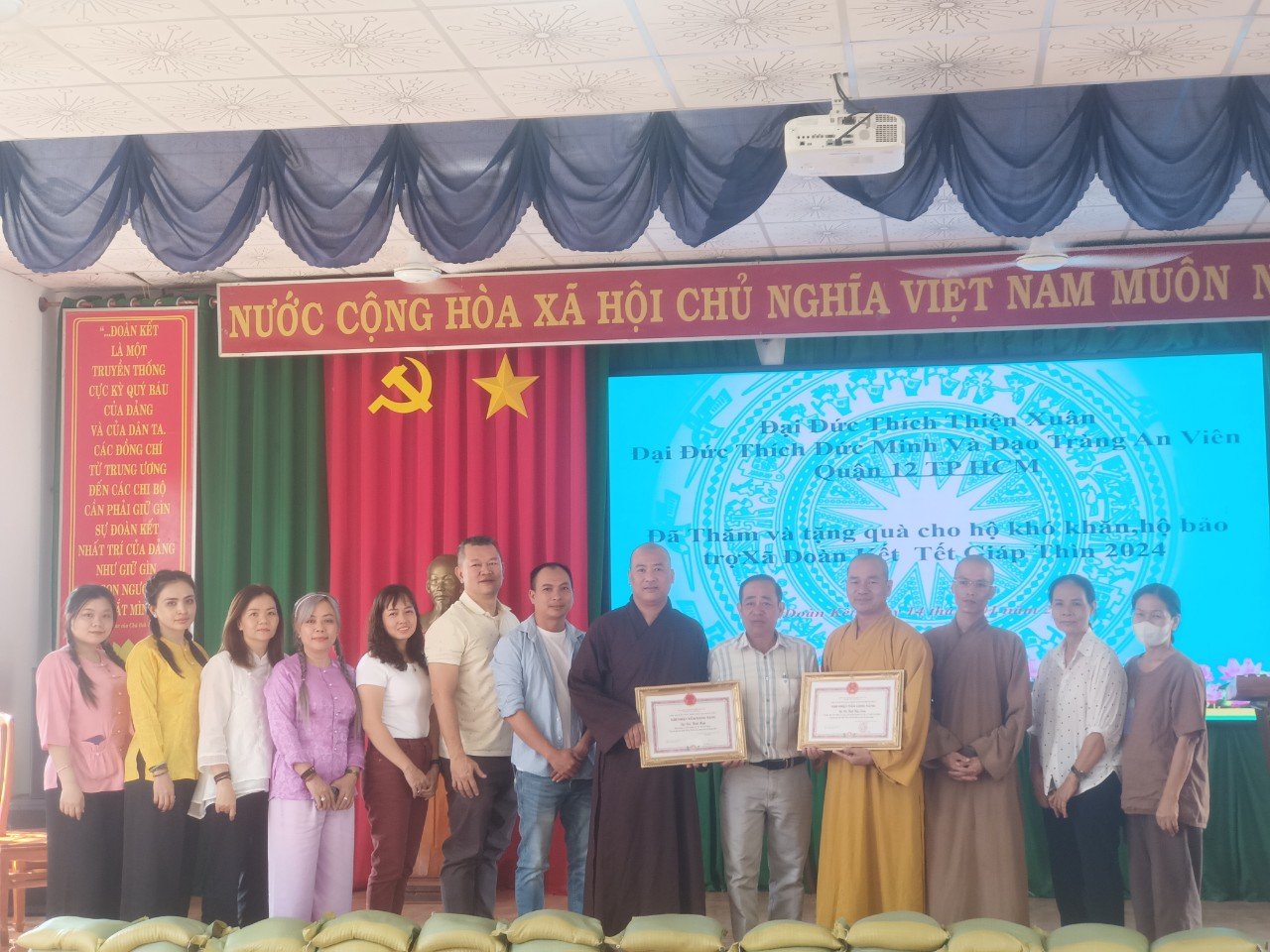 Xã Đoàn Kết: Ủy Ban mặt trận Tổ quốc Việt Nam xã vận động 920 phần quà cho hộ nghèo khó năm 2023
