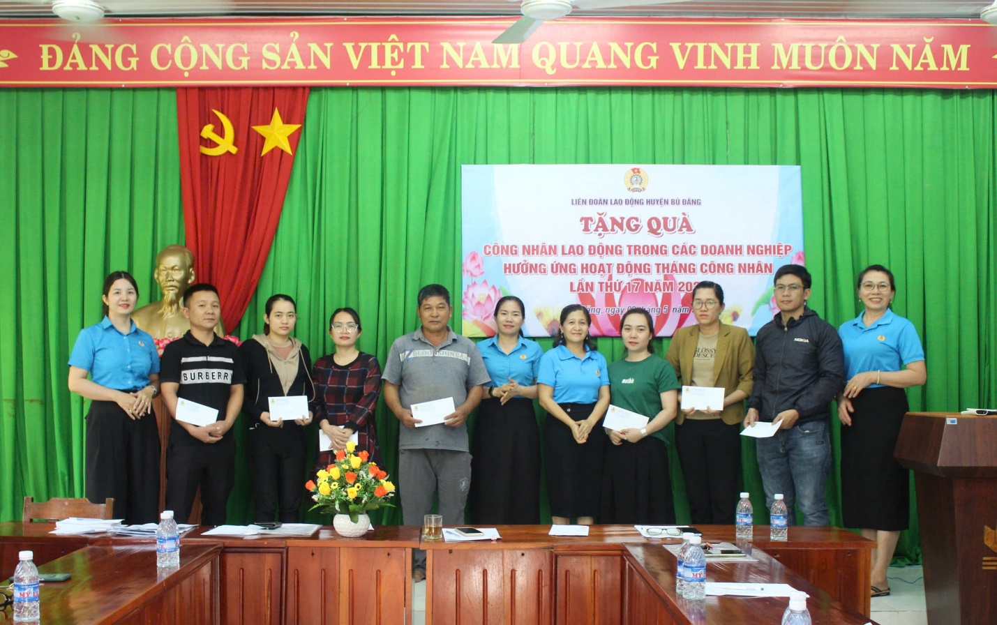 Trao quà cho công nhân lao động nhân dịp Tháng Công nhân