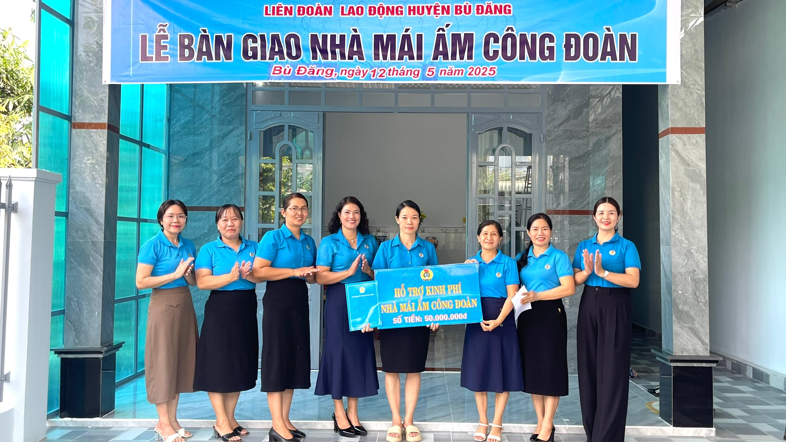 Bù Đăng: Trao tặng “Mái ấm công đoàn”
